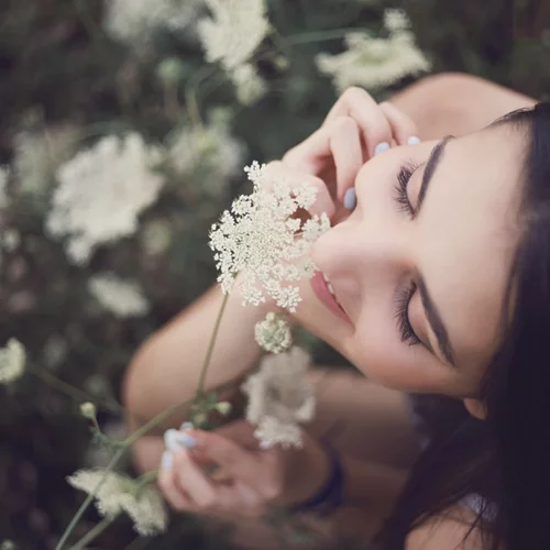 Πώς να γίνω ευτυχισμένη; Οι 3 επιλογές που θα σε βοηθήσουν να νιώσεις τι σημαίνει όντως ευτυχία