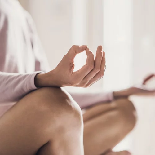 Η yoga βοηθά τους μισούς ενήλικες να μειώσουν το άγχος τους, αλλά η ψυχοθεραπεία είναι ακόμη πιο αποτελεσματική