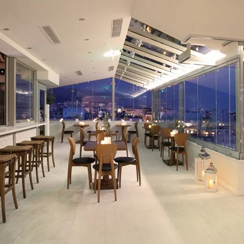 Για φαγητό και cocktails στο Titania