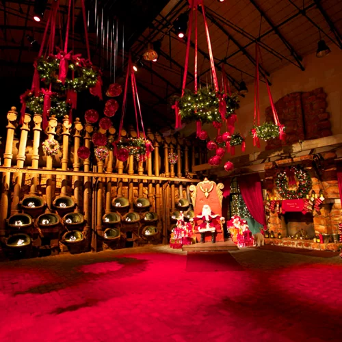 Μπαίνουμε σε εορταστικό mood στο “The Christmas Factory” με την Coca-Cola