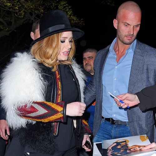 Hello! O σωματοφύλακας της Adele είναι ο πιο σέξι άντρας στο internet σήμερα