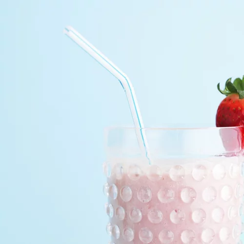 Το πρωινό σμούθι για λαμπερό δέρμα με φράουλες και γάλα καρύδας