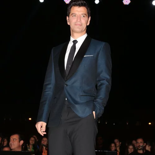 Με τραγούδια του Σάκη Ρουβά άναψε το χριστουγεννιάτικο δέντρο στο Σύνταγμα