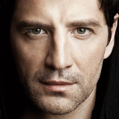 Σάκης Ρουβάς: Δες τον σε ρόλο... σερβιτόρου