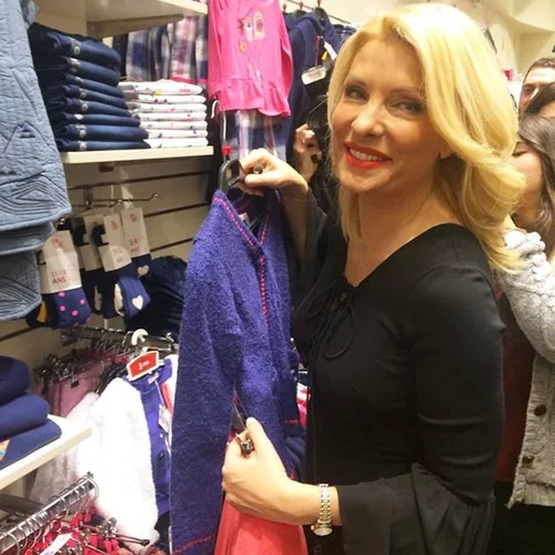 Ελένη Μενεγάκη: Αγοράζει ρούχα για τα παιδιά της