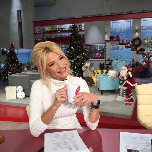 Φαίη Σκορδά: Κάνει πρόβα με εντυπωσιακές τουαλέτες