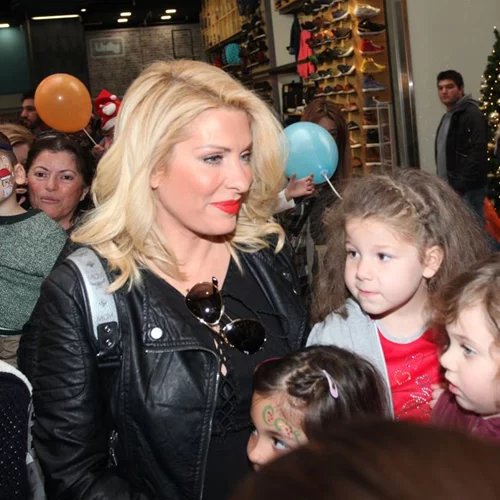 Ελένη Μενεγάκη: Τι λέει στα παιδιά της για τον Άγιο Βασίλη