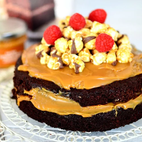 Τούρτα σοκολάτας με αλμυρή καραμέλα και καραμελωμένα ποπ κορν