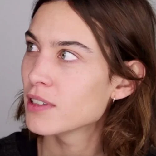 Alexa Chung: Η απίστευτη μεταμόρφωση της με ένα πανεύκολο βραδινό μακιγιάζ (video)