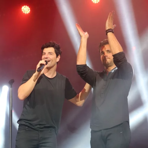 Ο Σάκης Ρουβάς τραγουδάει και η Κατερίνα Καινούργιου διασκεδάζει!