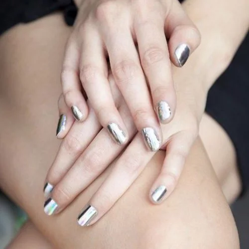 #maniMonday: Πες όχι στο χρυσό και βάψε τα νύχια σου ασημί!