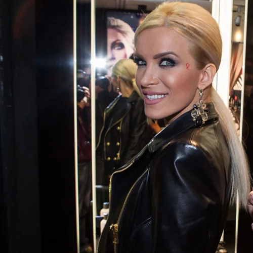 Οι επώνυμοι στηρίζουν την εκστρατεία κατά του AIDS