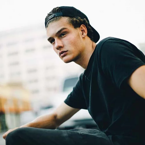 John Economou: Από άστεγος, top model χάρη στις Kendall Jenner και Gigi Hadid