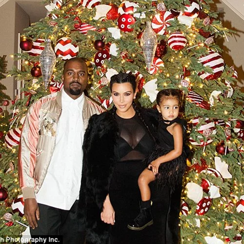 H Kim Kardashian μοιράζεται την πρώτη φωτογραφία του γιου τους, Saint