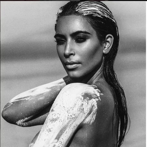 Η Kim Kardashian ξεθάβει παλιές χριστουγεννιάτικες κάρτες