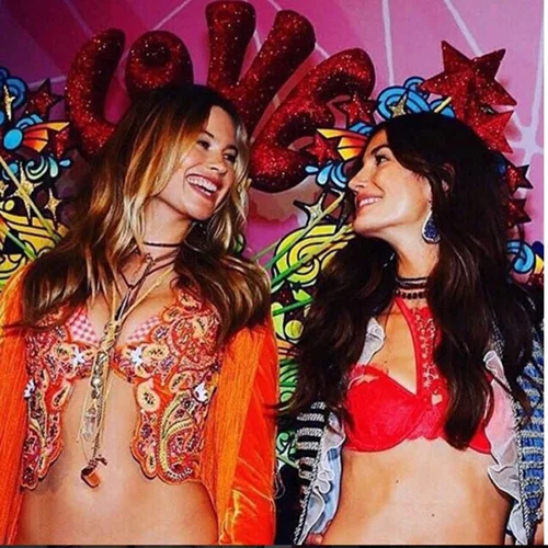 Τα μοντέλα της Victoria's Secret τρώνε έναν κουβά Buffalo Wings (video)