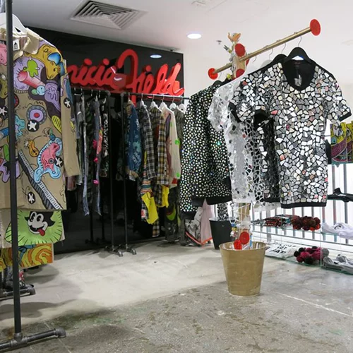 Ο Απόστολος Μητρόπουλος σχεδιάζει για την Patricia Field