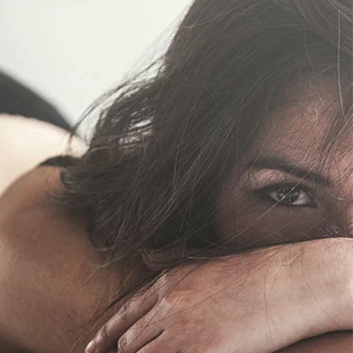 Ο απόλυτος οδηγός λαμπερής επιδερμίδας για τις τεμπέλες