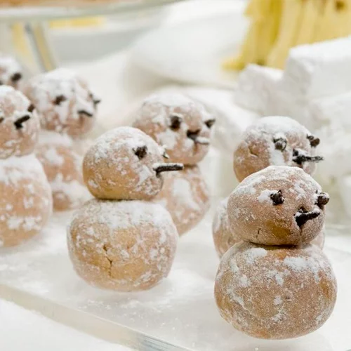 Χιονάνθρωποι από αμύγδαλο από τον Στέλιο Παρλιάρο