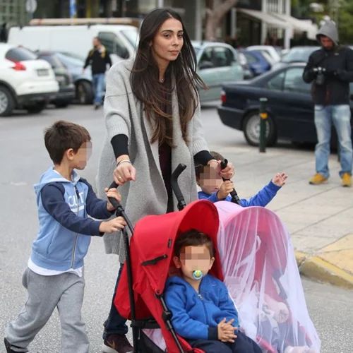 Ολυμπία Χοψονίδου:  Βούτηξε με τους γιους της για να πιάσει το σταυρό