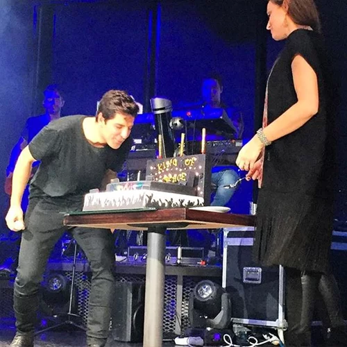 Σάκης Ρουβάς: Το πάρτυ για τα γενέθλιά του και το φιλί στην Ζυγούλη στην πίστα!