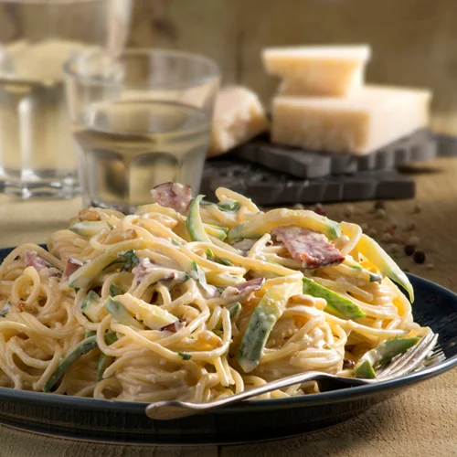 Η απίστευτη καρμπονάρα με κολοκυθάκια του Άκη Πετρετζίκη