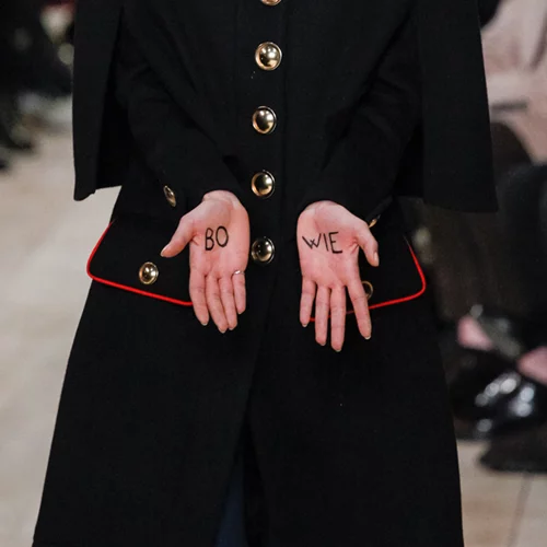 Ο οίκος Burberry τιμά τον David Bowie στην πασαρέλα