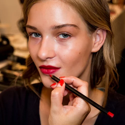 Το ιδανικό μακιγιάζ για να φορέσεις κόκκινο κραγιόν από το πρωί