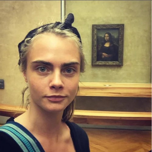 Η Cara Delevingne “φλερτάρει” με τη Mona Lisa