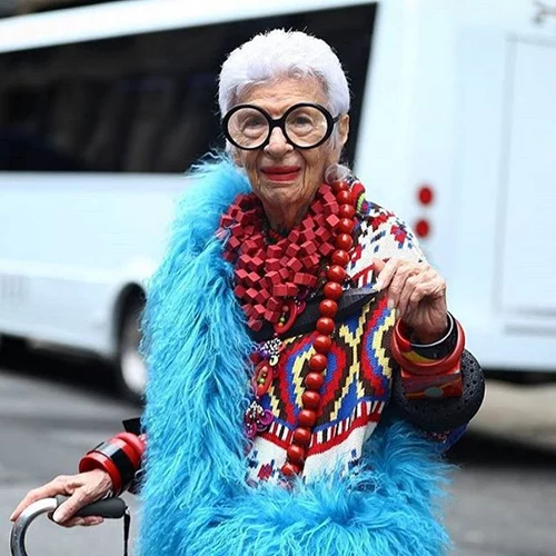 Iris Apfel: Λανσάρει τη δική της σειρά πρωτοποριακών βραχιολιών