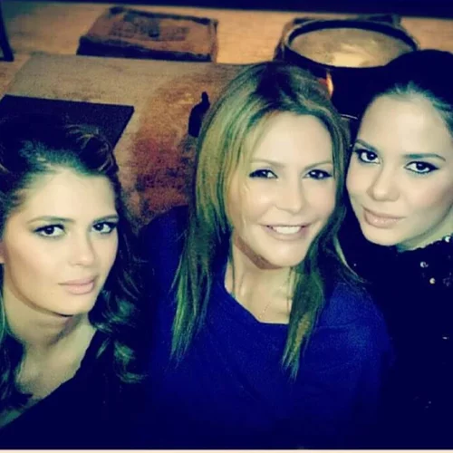 Η Τζένη Μπαλατσινού ποζάρει χαρούμενη με τις κόρες της