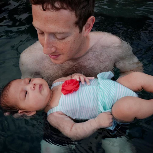 Το πρώτο μπάνιο της κόρης του Mark Zuckerberg “έσπασε” το Internet