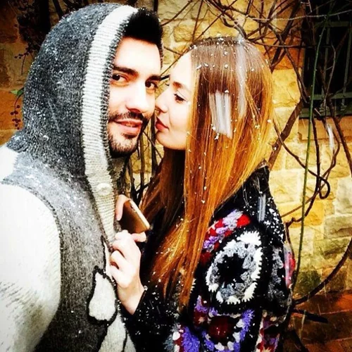 Ο Θοδωρής Μισόκαλος και η Αντωνία Καλλιμούκου απολαμβάνουν το χιόνι!