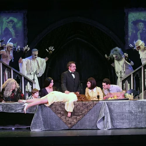 Οικογένεια Addams: Μουζουράκης και Boys and Noise στην πρεμιέρα