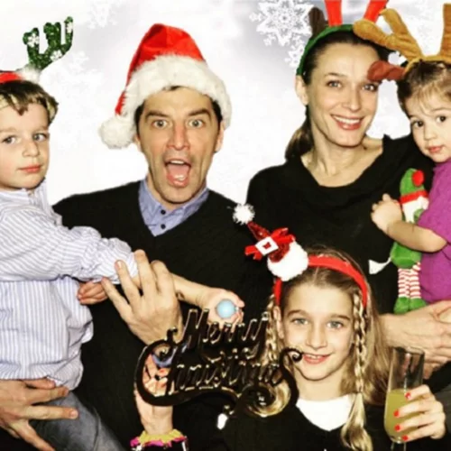 Ο Σάκης Ρουβάς και η οικογένειά του μας εύχονται «Χρόνια Πολλά»