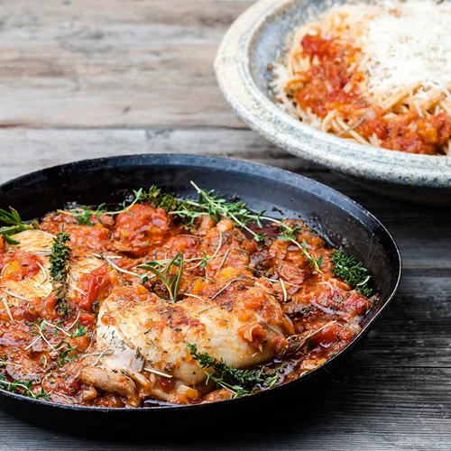 Κόκκορας κοκκινιστός με χοντρά μακαρόνια από την Αργυρώ Μπαρμπαρίγου