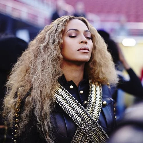 To beauty look της Beyonce άξιζε σίγουρα τη νίκη στο Super Bowl 50