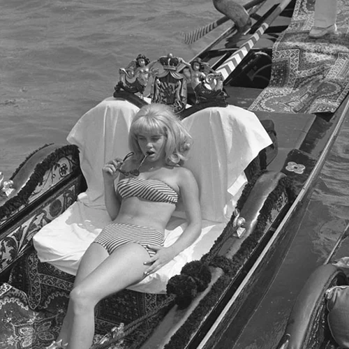 Vintage celebrity φωτογραφίες μέσα στις γόνδολες της Βενετίας