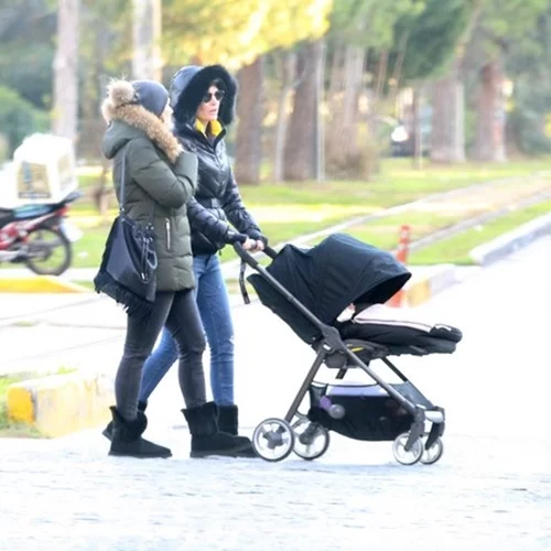 Υβόννη Μπόσνιακ: Απολαμβάνει την βόλτα της με την μικρή Ελένη