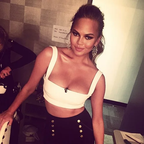 Η Chrissy Teigen μας παρουσιάζει για πρώτη φορά τη νεογέννητη κορούλα της!