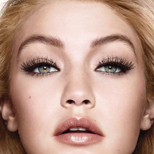 Gigi Hadid: Γυμνή στο εξώφυλλο της νέας γαλλικής Vogue