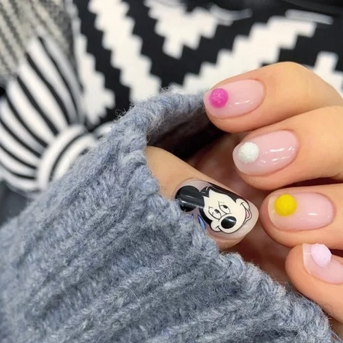 #maniMonday: Το Pom-Pom nail art δίνει girlie αέρα στο manicure σου!