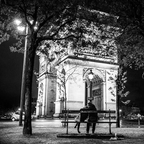 Φωτογράφιζε ζευγάρια στις δημόσιες τρυφερές στιγμές τους και να η γλυκιά συλλογή του