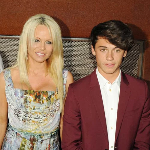 Ο γιος της Pamela Anderson είναι το νέο πρόσωπο του οίκου Saint Laurent