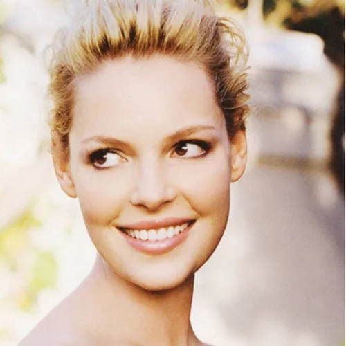 H Katherine Heigl ποζάρει από το κρεβάτι της με τα πιο σέξι εσώρουχα