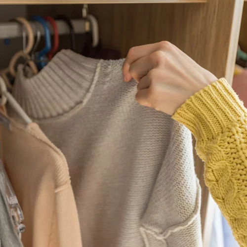 Πώς να εξοικονομήσω χώρο στη ντουλάπα; Με ένα και μόνο tip θα διπλασιάσεις τη χωρητικότητα