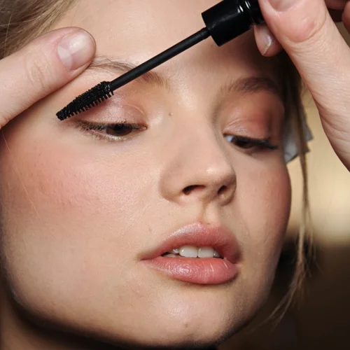 Ένα απίστευτο trick για να αφαιρείς εύκολα και γρήγορα την αδιάβροχη μάσκαρα