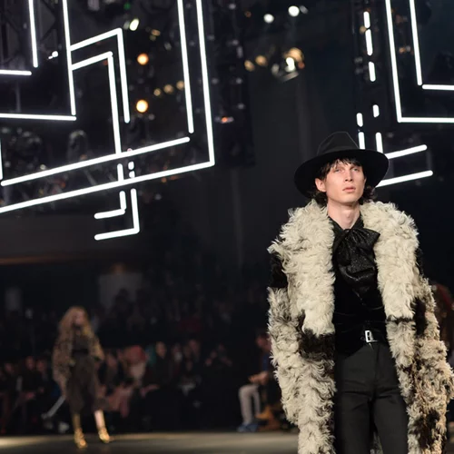 Παρέλαση επωνύμων στο fashion show του οίκου Saint Laurent