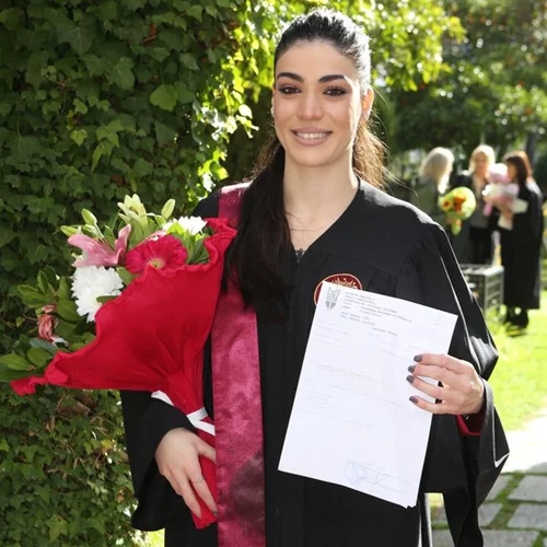 Ήβη Αδάμου: Πήρε το πτυχίο της