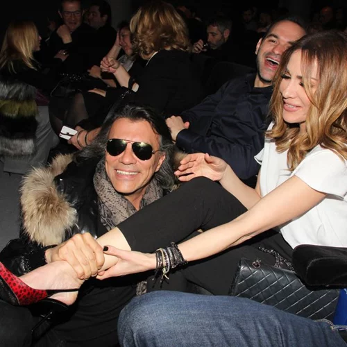 Πλήθος επωνύμων στην επίσημη πρεμιέρα της παράστασης «Μάνα θα πάω στο Hollywood»